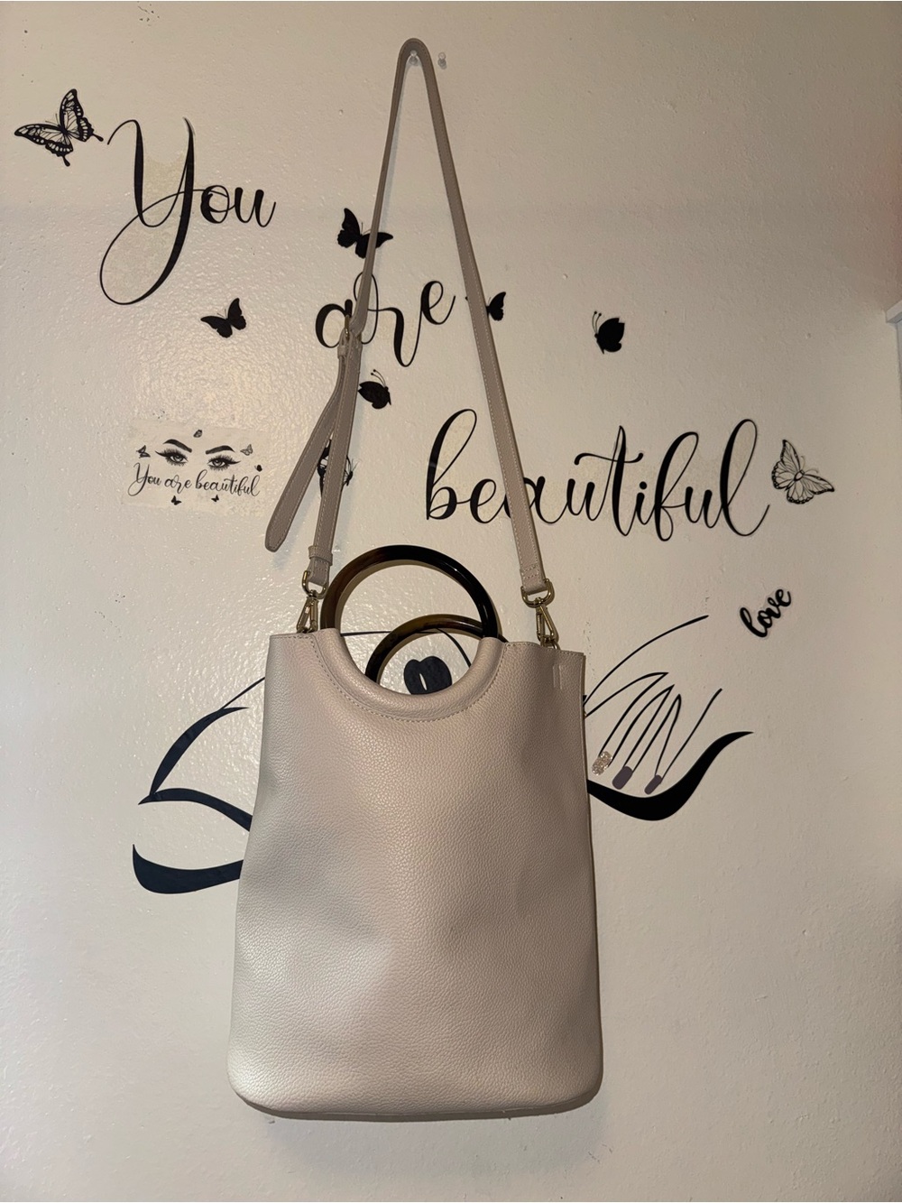Women’s Banana Republic Cream Leather Tote with Round Handles.